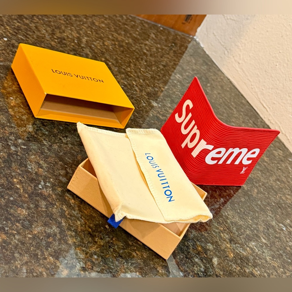 Red Wallet - Picture 3 of 6